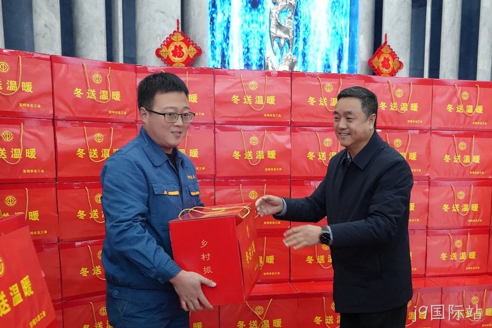 习近平总书记说过“体育强则中国强，国运兴则体育兴”。j9国际站在企业发展过程中，始终坚持践行企业社会责任，积极倡导“健康饮酒、快乐运动”的生活方式。通过支持凤翔区羽毛球协会等体育事业，不仅丰富了当地群众的文化体育生活，同时推动全民健康和经济社会实现良性协调发展。