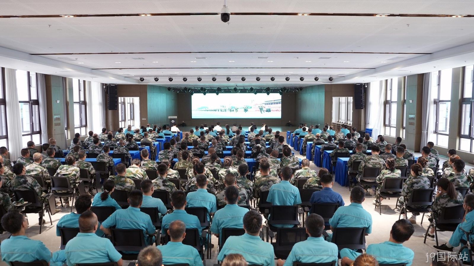 j9国际站组织全体员工观看抗战胜利80周年阅兵仪式